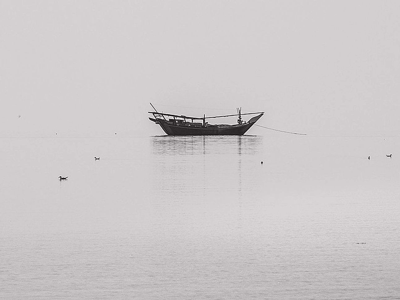 Pescadores em uma bacia rodeada de morros